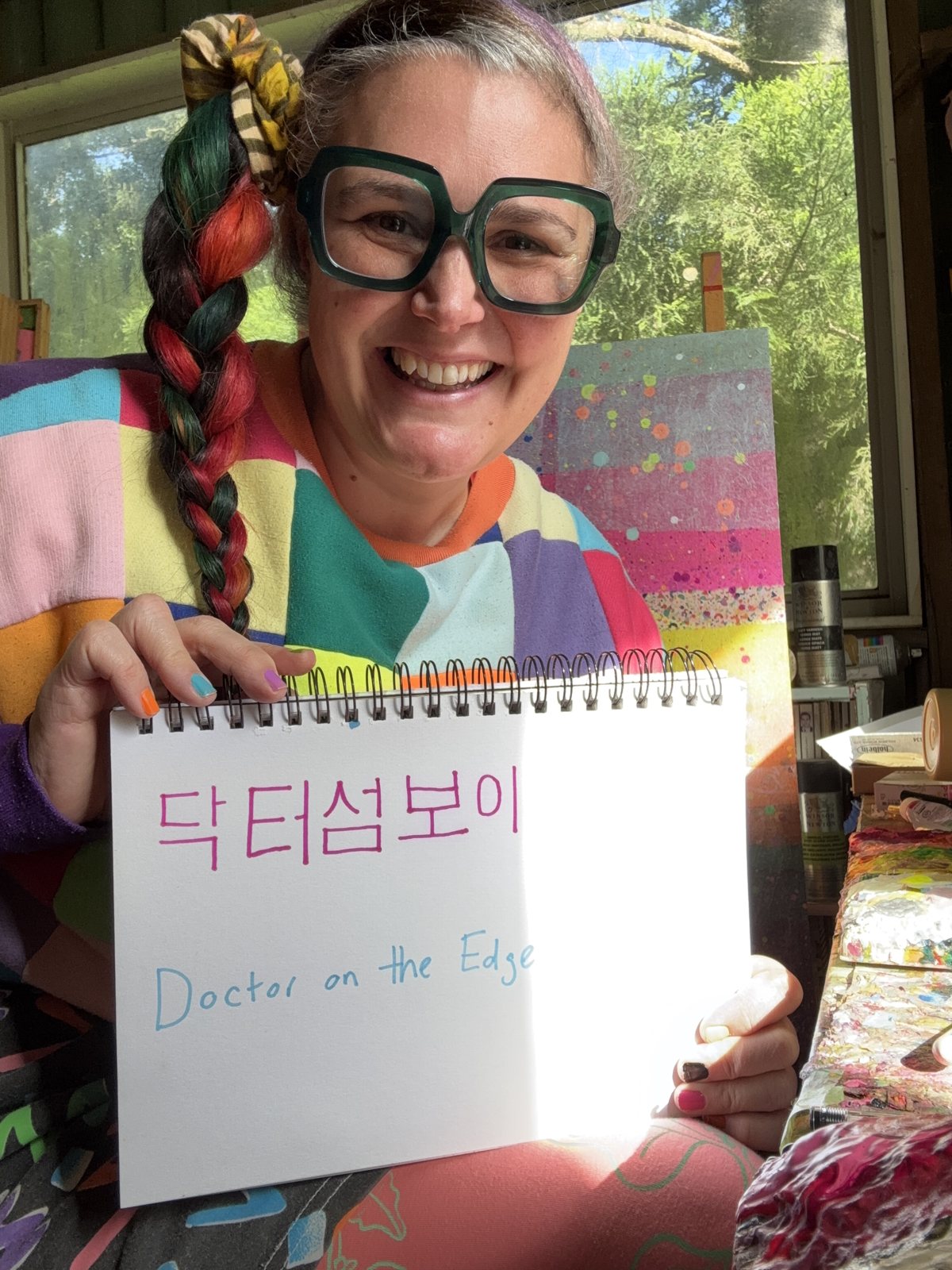 닥터 섬보이 푯말을 들고 있는 Sarah Beetson 작가